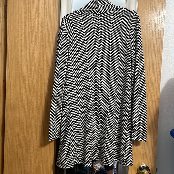 The Limited XL chevron pattern cross over cowl neck with top button or cardigan - Picture 6 of 9